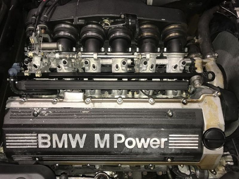 BMW E34 M5 оснащается 3.8-литровой рядной "шестеркой" S38B38 мощностью 340 л.с. Он сочетается с 6-ступенчатой "механикой" Getrag – таких сделали всего 200 штук.