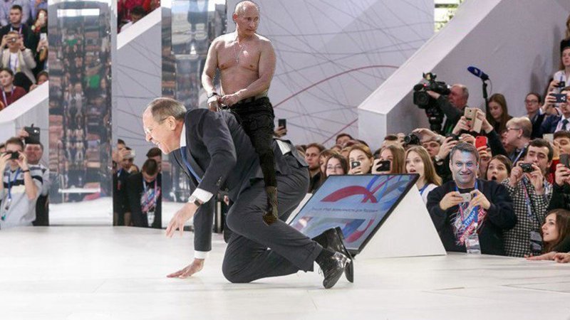 Знаменитое фото В.Путина верхом на медведе сменило рысака