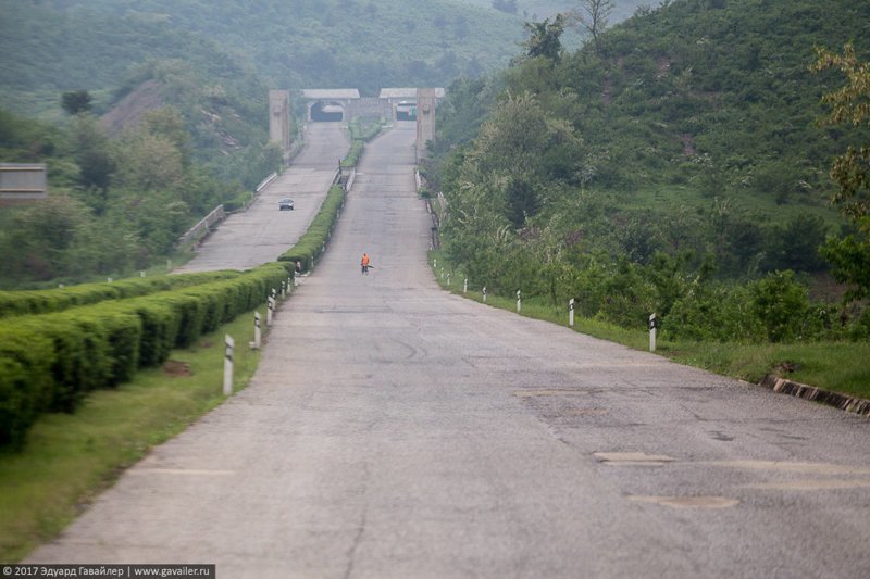 5. В Северной Корее дороги и дорожная инфраструктура за городом находятся в очень плохом состоянии.