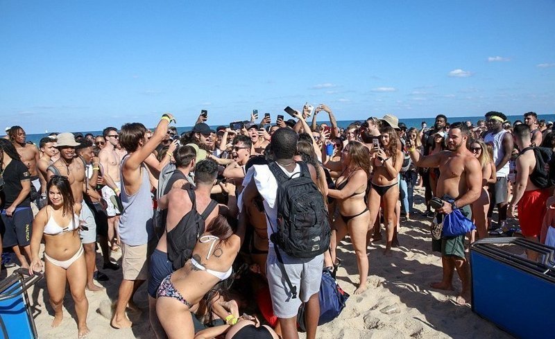 Флориду оккупировали пьяные студенты