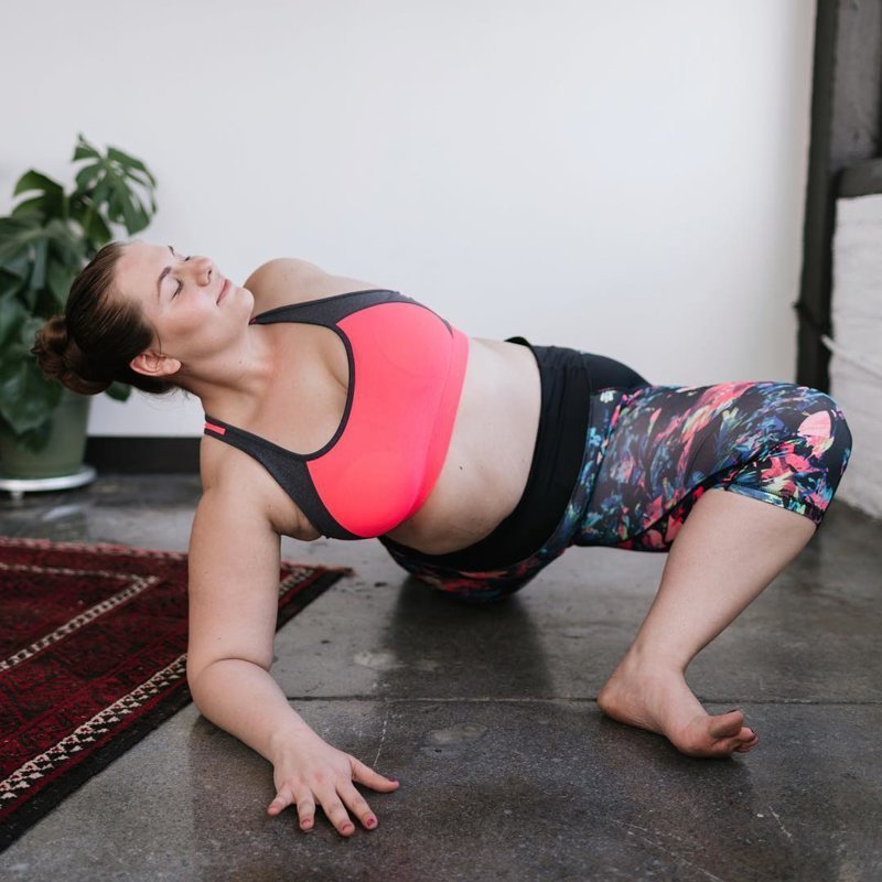 Американка весом более 100 кг стала мастером йоги