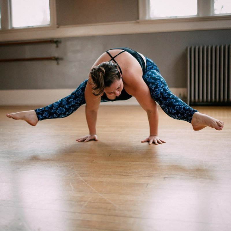 Американка весом более 100 кг стала мастером йоги