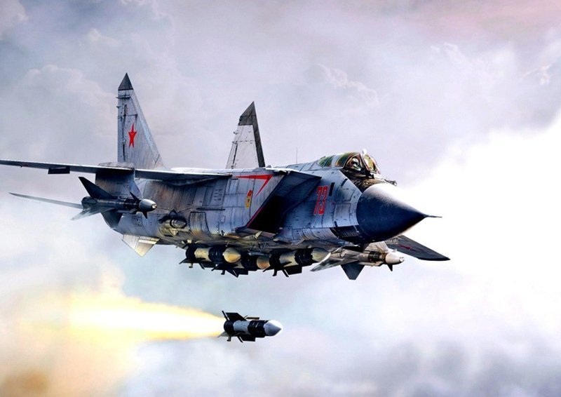 Что касается вооружения боевой машины, то МиГ-41 получит ракеты класса «воздух-воздух» большой дальности Р-37. Это самая дальнобойная ракета подобного класса в мире, способная поражать цели на расстоянии 310 километров.