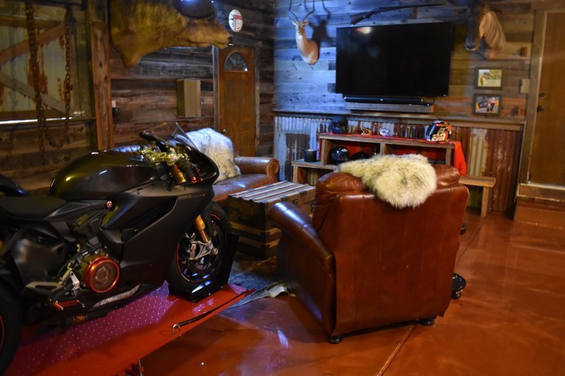 Мотоциклист превратил неприметный гараж в крутое "мужское логово"