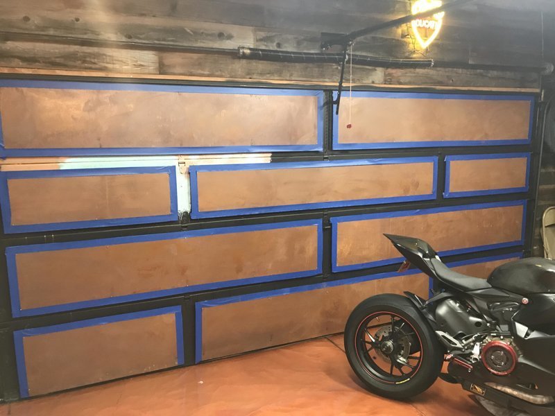 Мотоциклист превратил неприметный гараж в крутое "мужское логово"