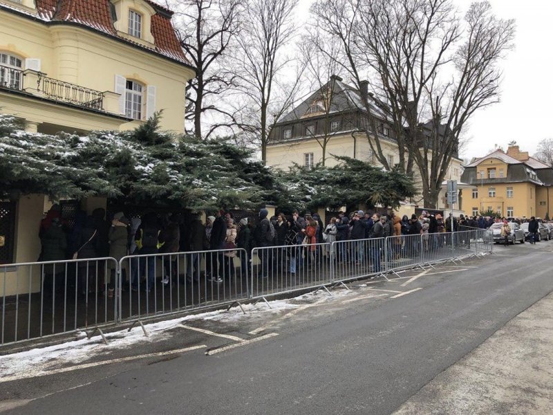 Очередь на УИК в российском посольстве в Праге.