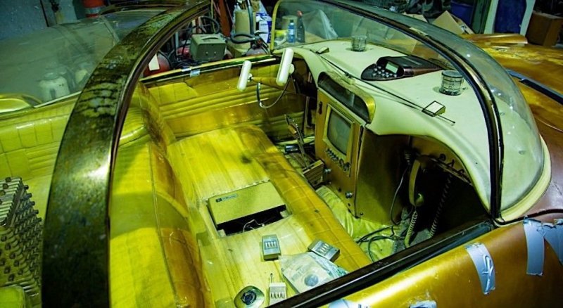 В отделке интерьера The Golden Sahara использовалась двуцветная ткать и плюш. В автомобиле был установлен телевизор, магнитофон, радио и мини-бар с холодильником.