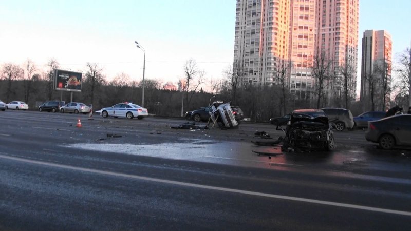 Два санитарных вертолета Московского авиационного центра (МАЦ) вывезли пострадавших с места аварии на Кутузовском проспекте.