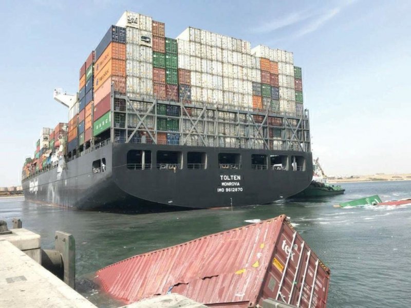  Столкновение двух контейнеровозов в порту Карачи 