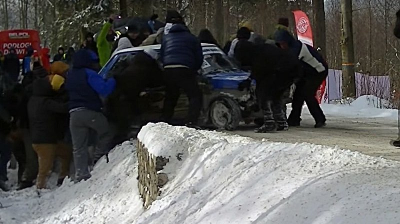 На ралли в Польше болельщики вытащили из канавы гоночный Фиат
