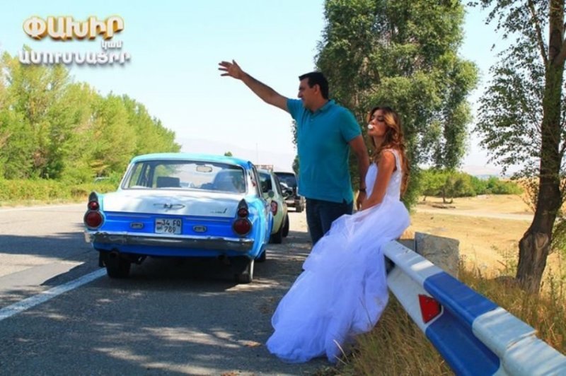 Автомобиль, вроде бы даже на ходу. В армянских СМИ писали, что иногда Ракета возит свадьбы, а пару лет назад даже стала одной из главных героинь армянской комедии "Беги или женись".