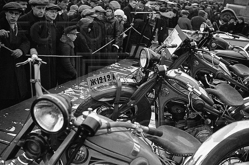 Мотоциклы Ижевского мотоциклетного завода - участники Всесоюзного пробега, Москва, Красная площадь,1929