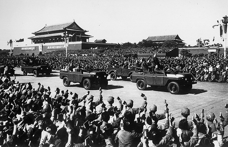 Мао Цзэ-дун  на митинге Красной гвардии в Пекине. Его последователи машут цитатником Мао, приветствуя вождя. 1966