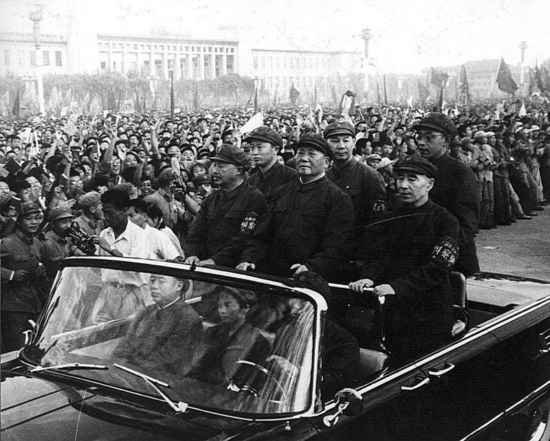 Китайский лидер Мао Цзэ-дун, во время митинга на площади Тяньаньмэнь, Пекин, 1966