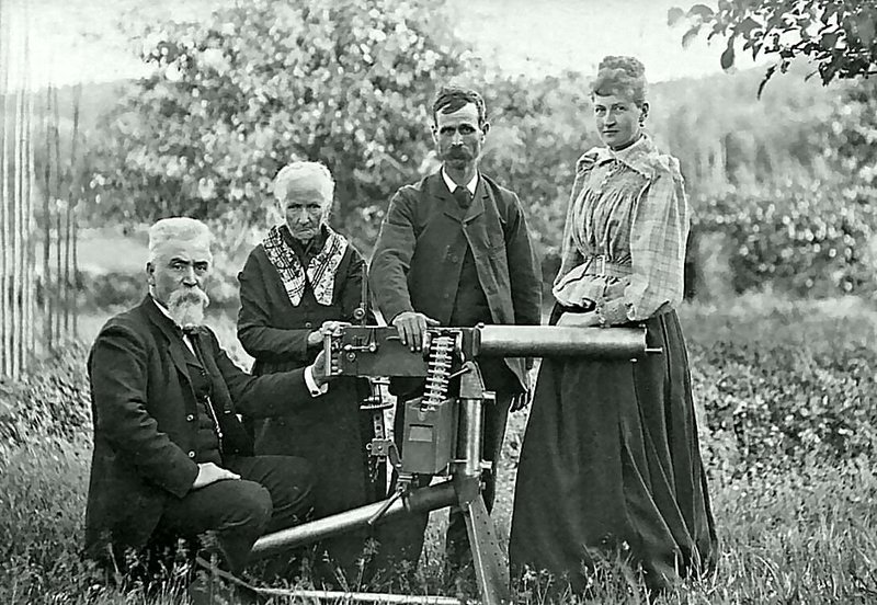 Хайрэм Максим -  изобретатель и оружейник -  со своей семьей