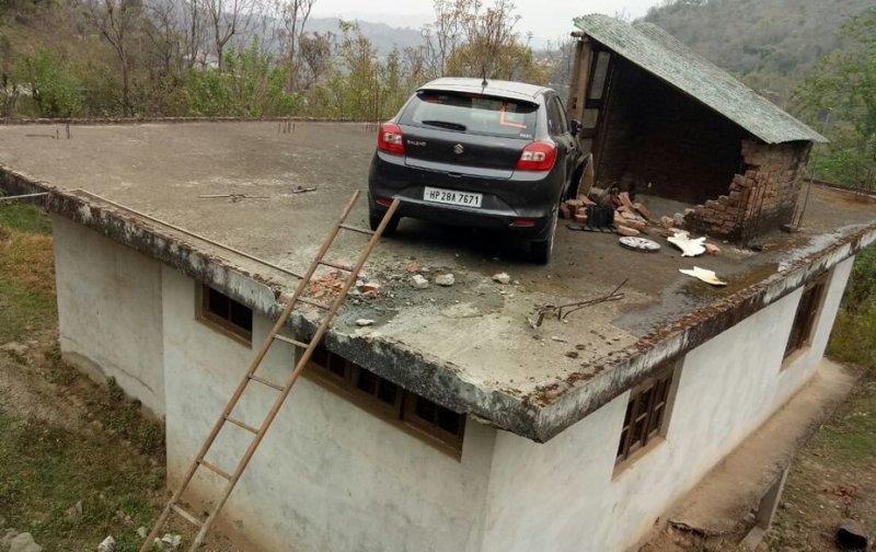 Удачная посадка: в Индии автомобиль приземлился на крышу придорожного дома