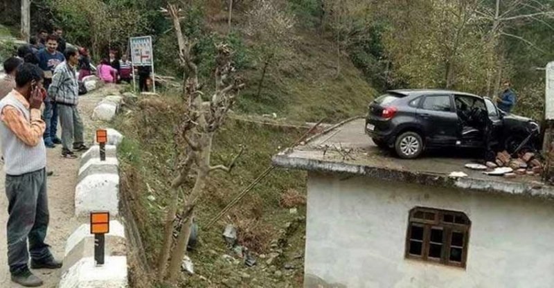 Удачная посадка: в Индии автомобиль приземлился на крышу придорожного дома