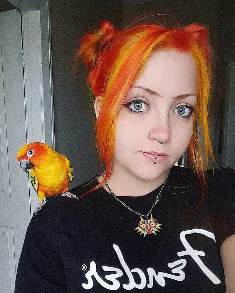Австралийка покрасила волосы в цвет своего попугая, и это может стать трендом