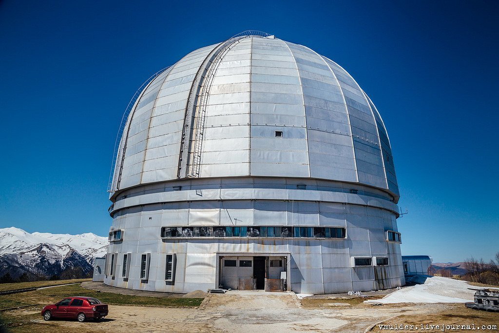 Самый большой телескоп в мире находится. Большой телескоп азимутальный БТА. Самый большой телескоп в мире БТА. Телескоп БТА Архыз. Радиотелескоп обсерватория Зеленчукская.