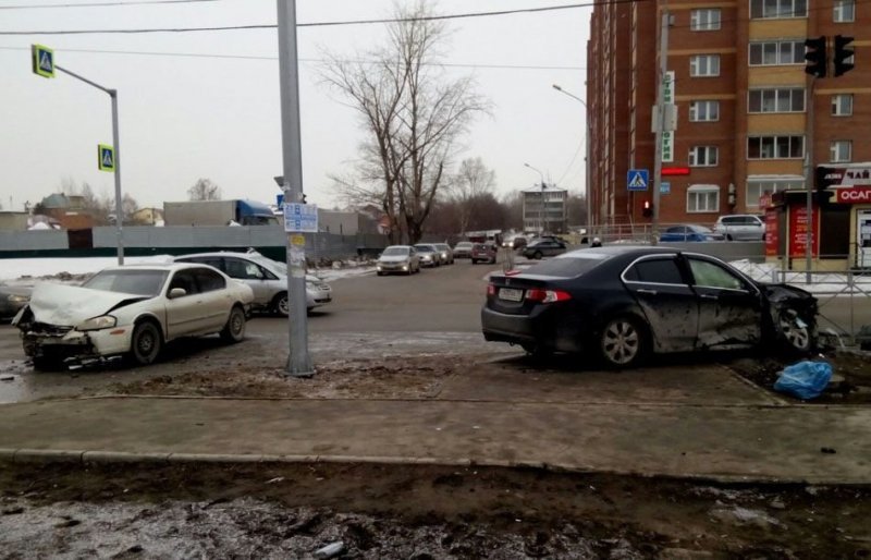 Один хотел проскочить другой повернуть: авария из Новосибирска