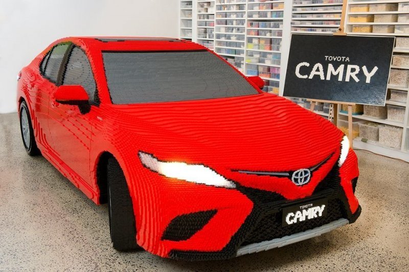 Сборка машины заняла 900 часов, что в 40 раз больше, чем Toyota тратит на выпуск настоящей Camry — включая штамповку панелей, сварку, окраску кузова, сборку и финальную проверку.