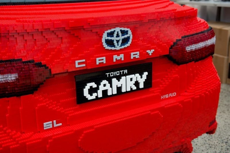 Полноразмерная копия Toyota Camry будет выставлена в галерее Макнота Brickman Awesome в Музее Мельбурна до конца апреля текущего года.