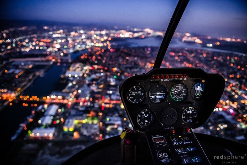 А вот несколько фотографий из кабины вертолета, которым управляет Бетани. Полет над Сан-Франциско