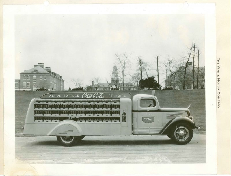 Этот американский грузовик White 704 с аэродинамически продуманной платформой доставлял «Кока-Колу» американцам.
