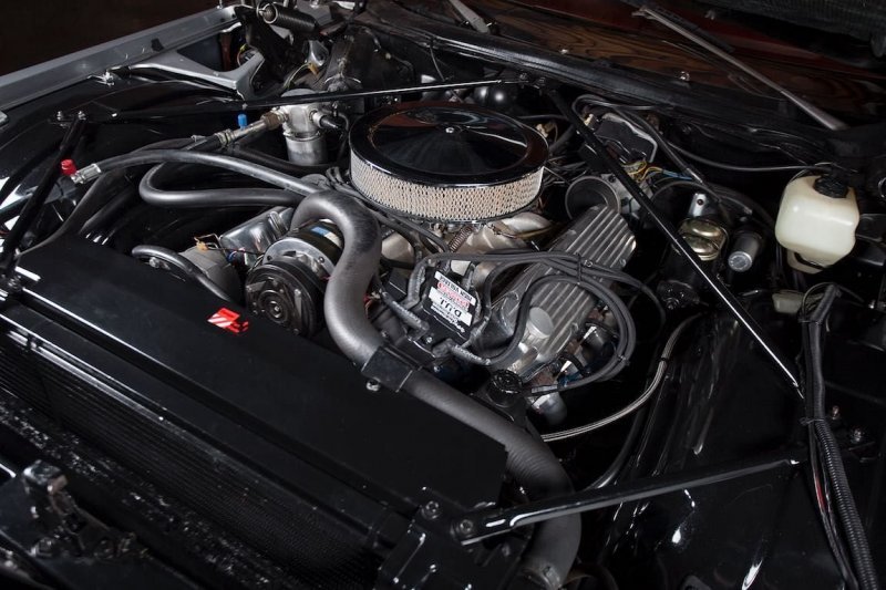 Почти шестиметровый пикап Кадиллак оснастили огромным 8,2-литровым V8 на 500 л. с. и 3-ступенчатым «автоматом».