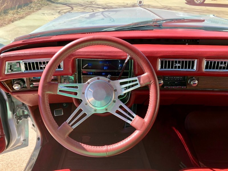 Сейчас один такой пикап Cadillac Mirage выставлен на продажу в Калифорнии за $23 тыс. Он отреставрирован (фото реставрации внизу) и получил цифровую панель приборов.