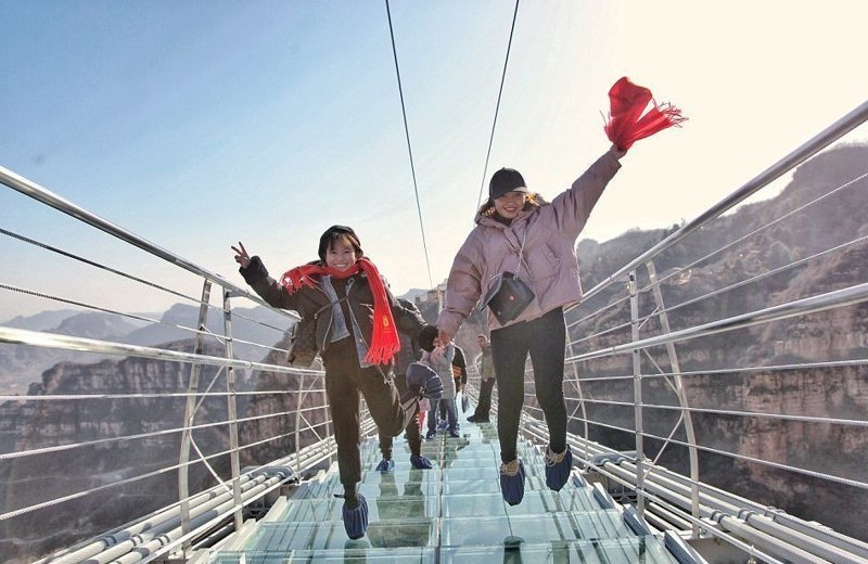Достопримечательность в районе Хунъягу города Шицзячжуан обогнала предыдущего рекордсмена - мост в национальном лесном парке Чжанцзяцзе – на 58 м