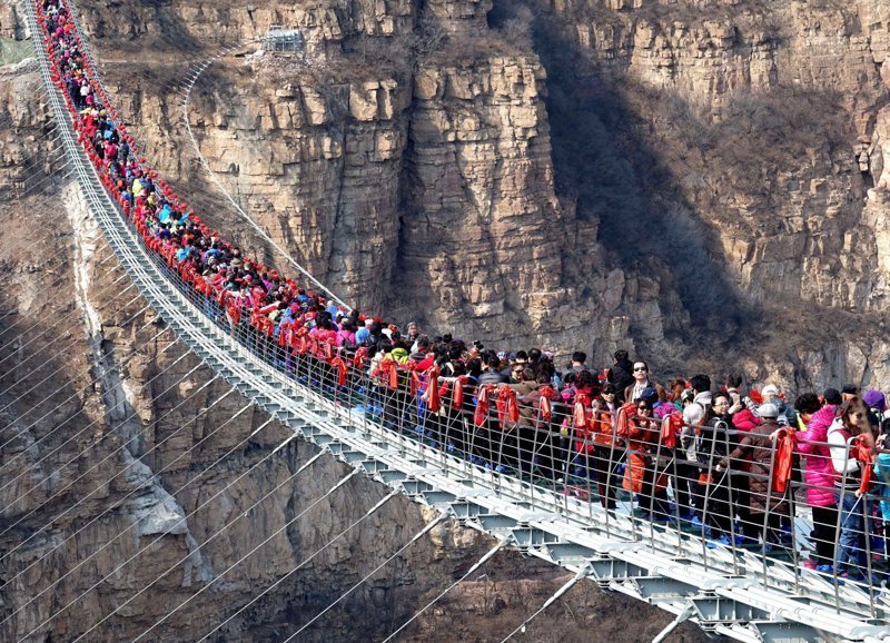 В декабре прошлого года в китайской провинции Хэбэй открылся для посещения самый длинный стеклянный мост в мире 