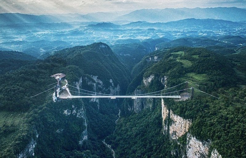 Стеклянный мост Чжанцзяцзе был открыт в августе 2016 года 