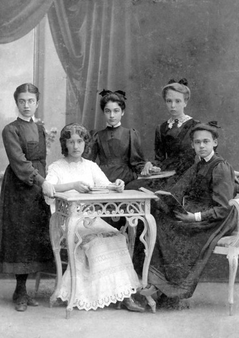 Учительница в окружении учениц Севастопольской женской гимназии, 1912 год