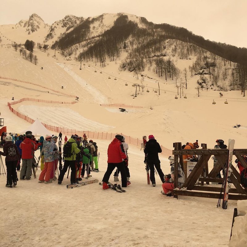 На горнолыжном курорте в Сочи вместе со снегом выпал песок