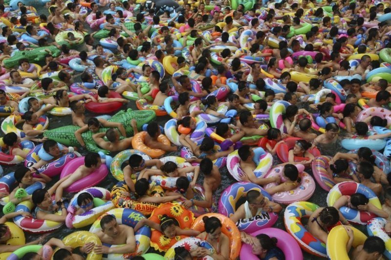 Начнем с самой населенной страны на Земли. Хочешь искупаться в открытом бассейне в одном из городов провинции Сычуань? Удачи