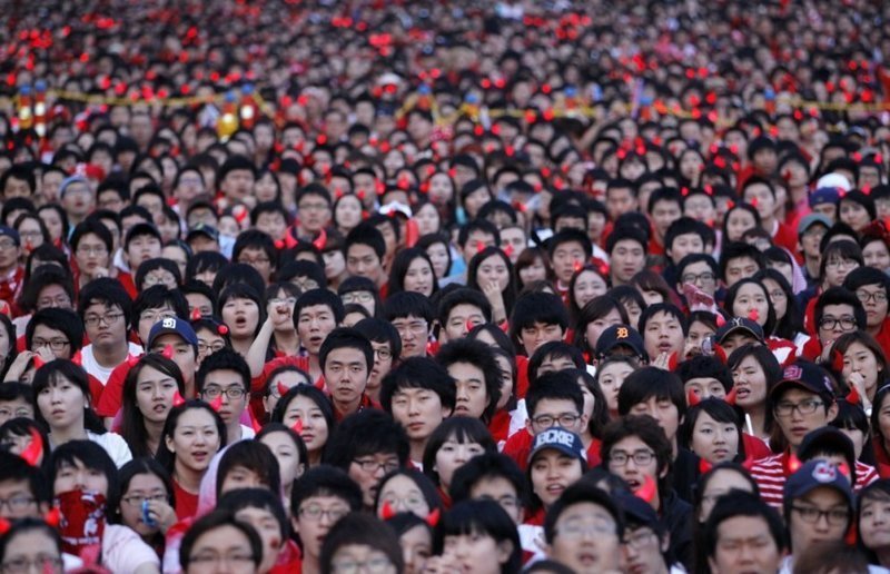 Еще одна распространенная причина, по которой люди собираются в огромные толпы — спорт. Это фанаты сборной Южной Кореи на чемпионате мира по футболу 2010 года