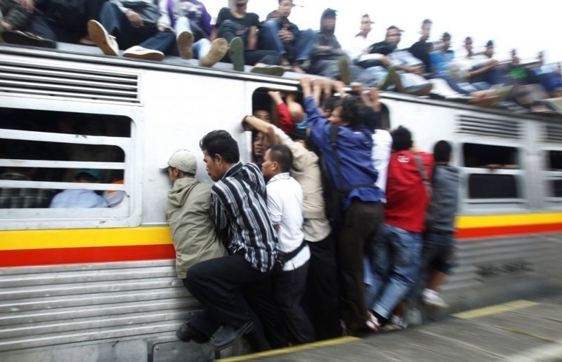 Но если постараться… как эти опоздавшие пассажиры поезда в Джакарте (Индонезия)