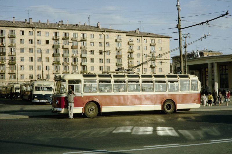 Конечная троллейбусов у метро "Университет". 1964 г.