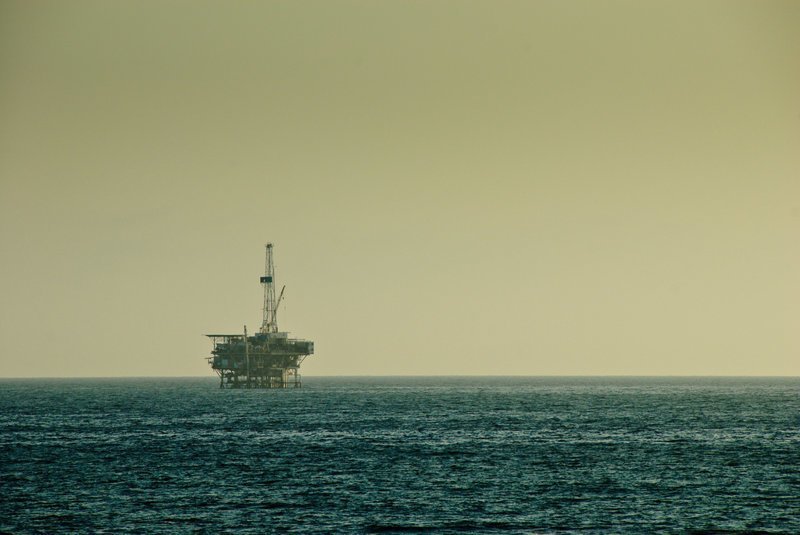 Нефтяные платформы — маленькие города посреди морей