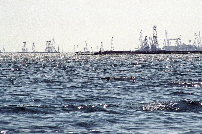 Нефтяные платформы — маленькие города посреди морей