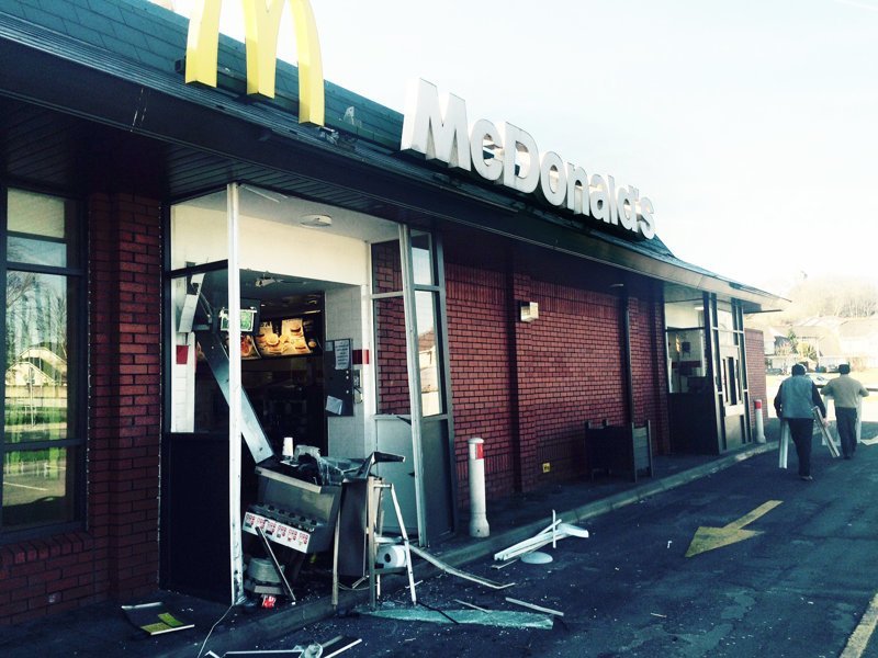 Попытка ограбления McDonald’s с экскаватором: что-то пошло не так