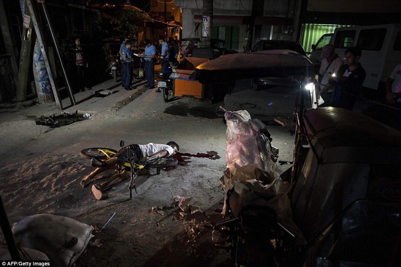 Помимо наркодилера, на прошлой неделе в провинции Булакан филиппинской полицией были застрелены 13 подозреваемых в распространении наркотиков. Известно, что в провинции Булакан было произведено более 100 арестов.