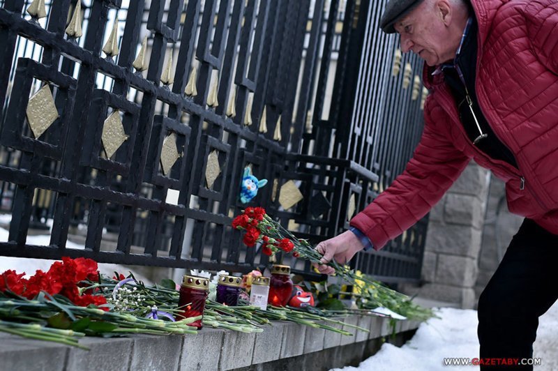 Белорусы засыпали забор посольства России цветами и игрушками