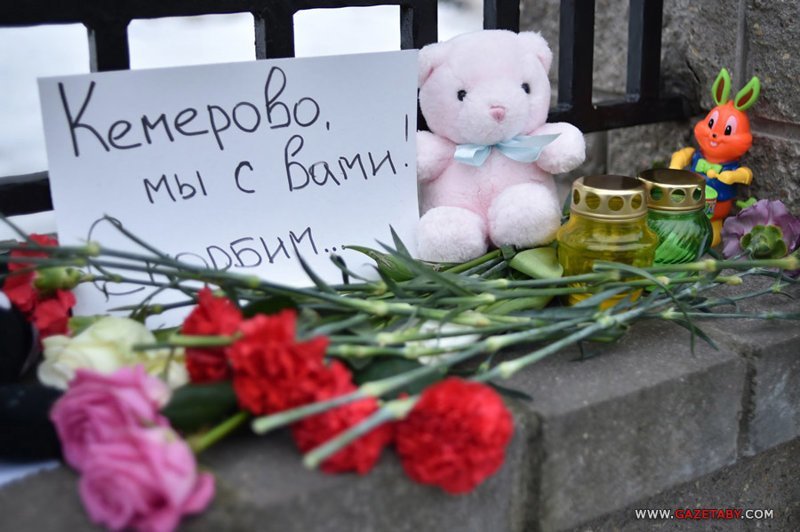 Белорусы засыпали забор посольства России цветами и игрушками