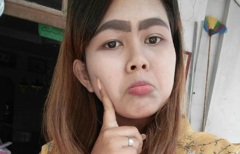Слизни вместо бровей: жительница Таиланда пожалела, что сэкономила на татуаже