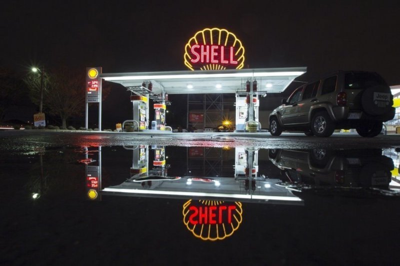 Винтажная эмблема Shell на заправке в Кембридже, штат Массачусетс, США.