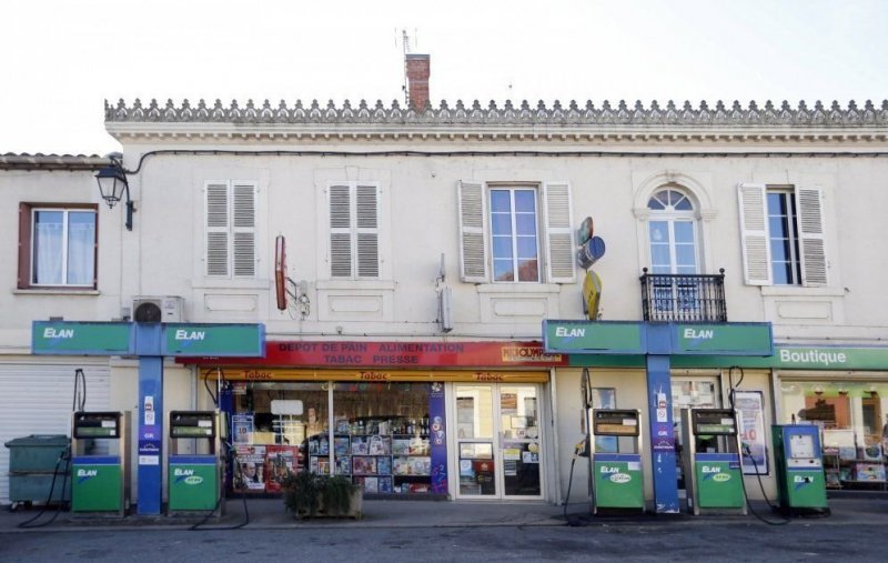 Типичная французская заправка в городе Жимон, юго-западная Франция.