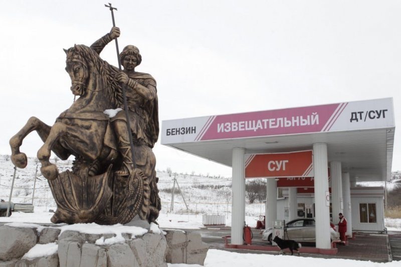 Композиция "Святой Георгий убивает змия" на фоне заправки, близ хутора Извещательный, юг Ставрополья, Россия.