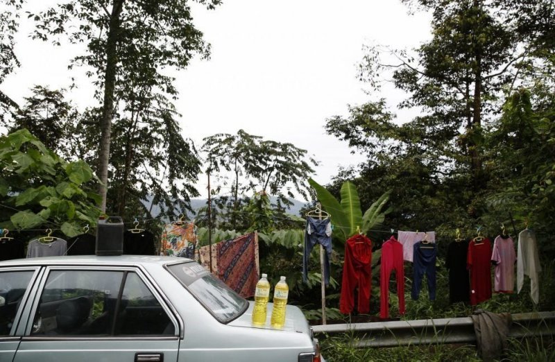 А так продают горючее в джунглях Хулу Лангат, Малайзия.